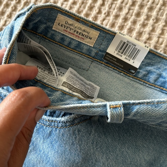 High Rise Levi’s Shorts - Picture 3 of 5